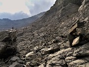 27 Il sentiero pietroso per Cima Aga ben segnato